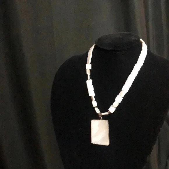 White Shell Necklace‎ - Picture 1 of 3